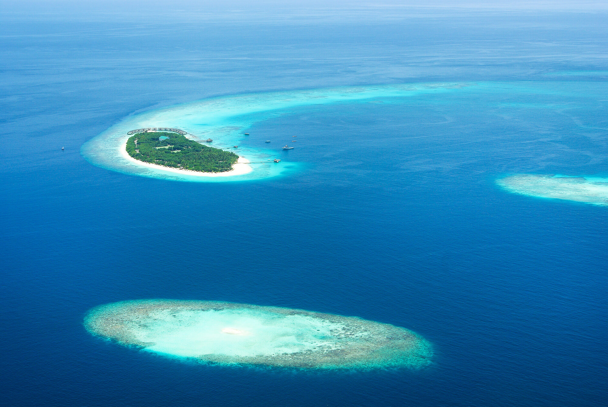 Какие острова индийского океана. Индийский океан Мальдивы. Индийский океан Атолл Мале Курумба. Огромные круги в индийском океане. Остров игл в индийском океане.